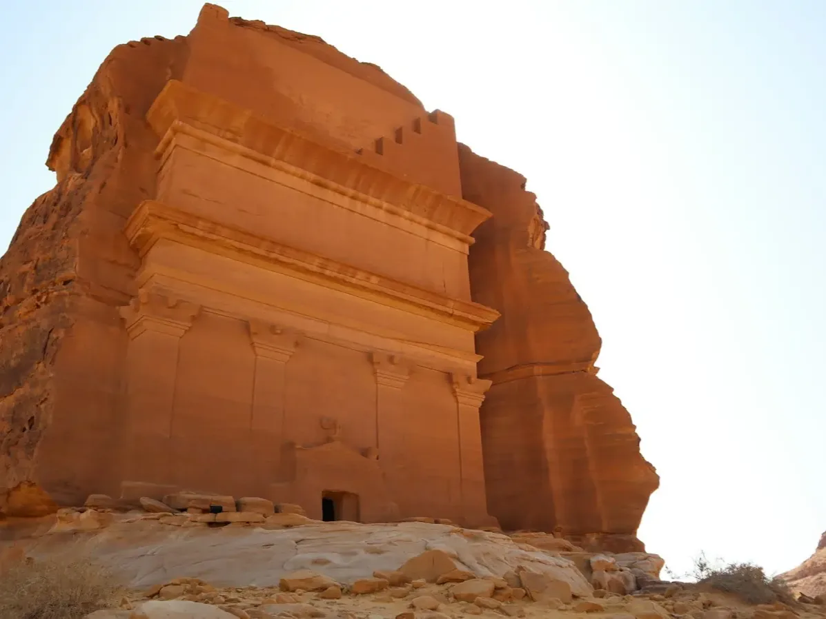 مقبرة نبطية منحوتة في الصخر في الحِجر