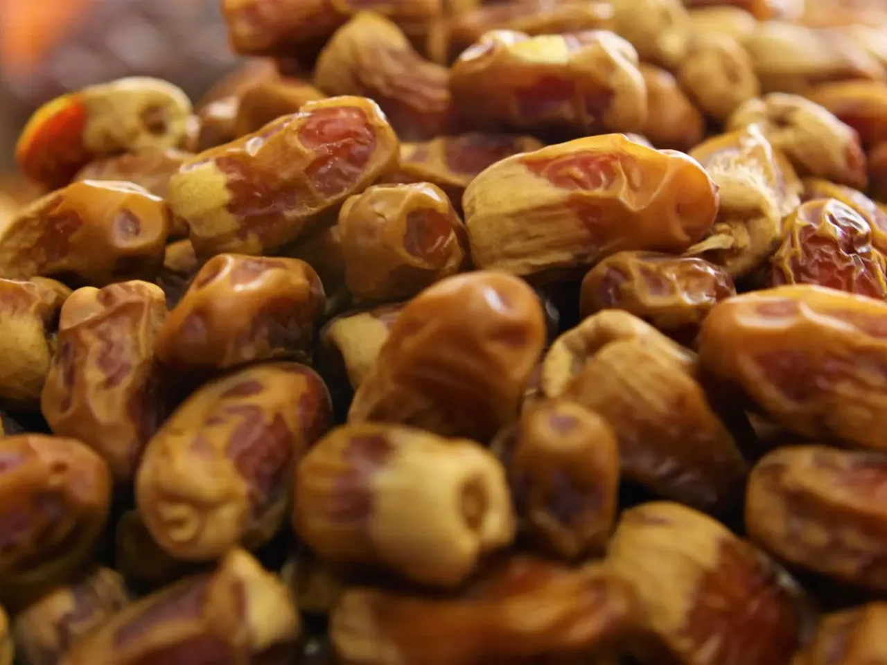 تمور معروضة في سوق بالمدينة المنورة